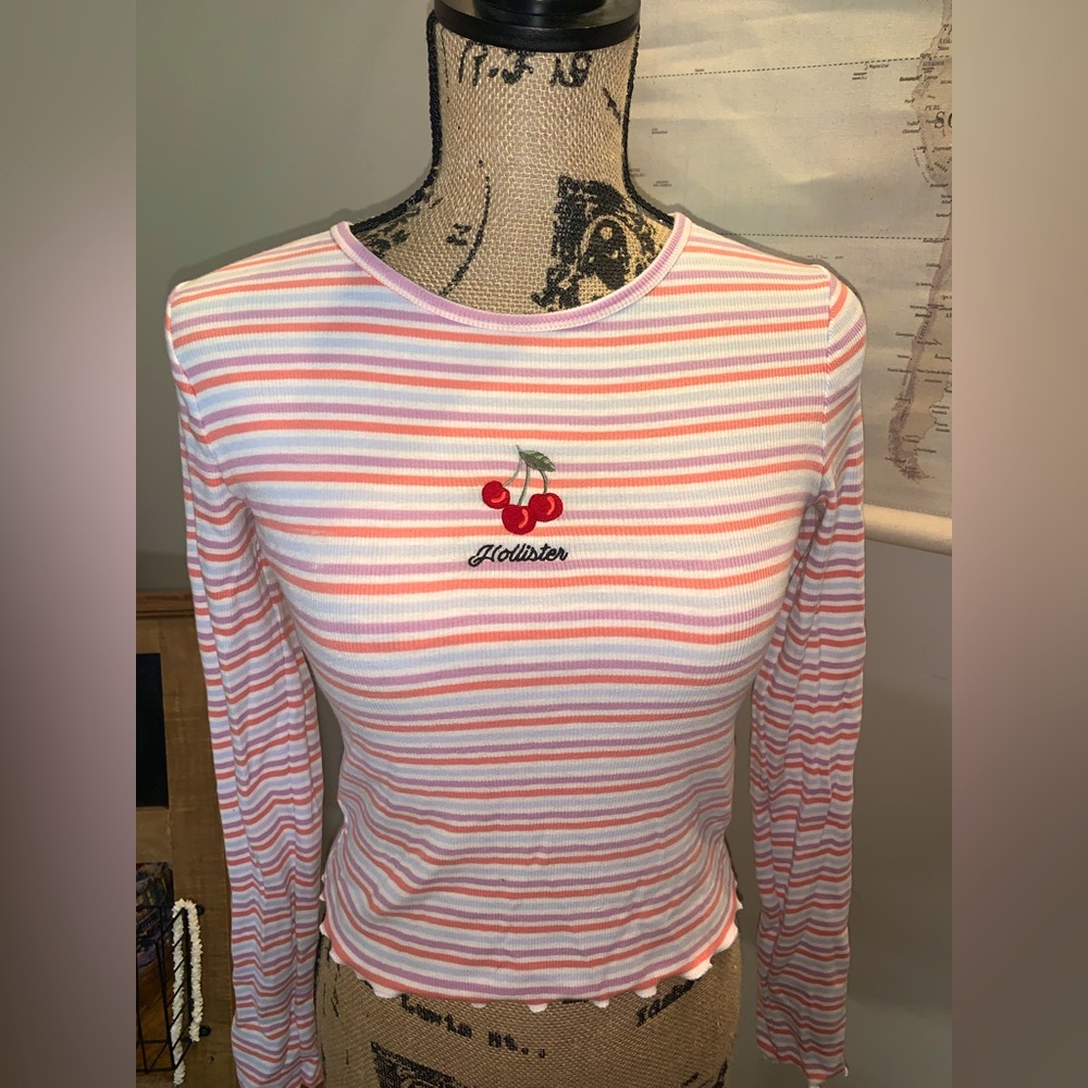 Adorable long sleeve Hollister shirt.